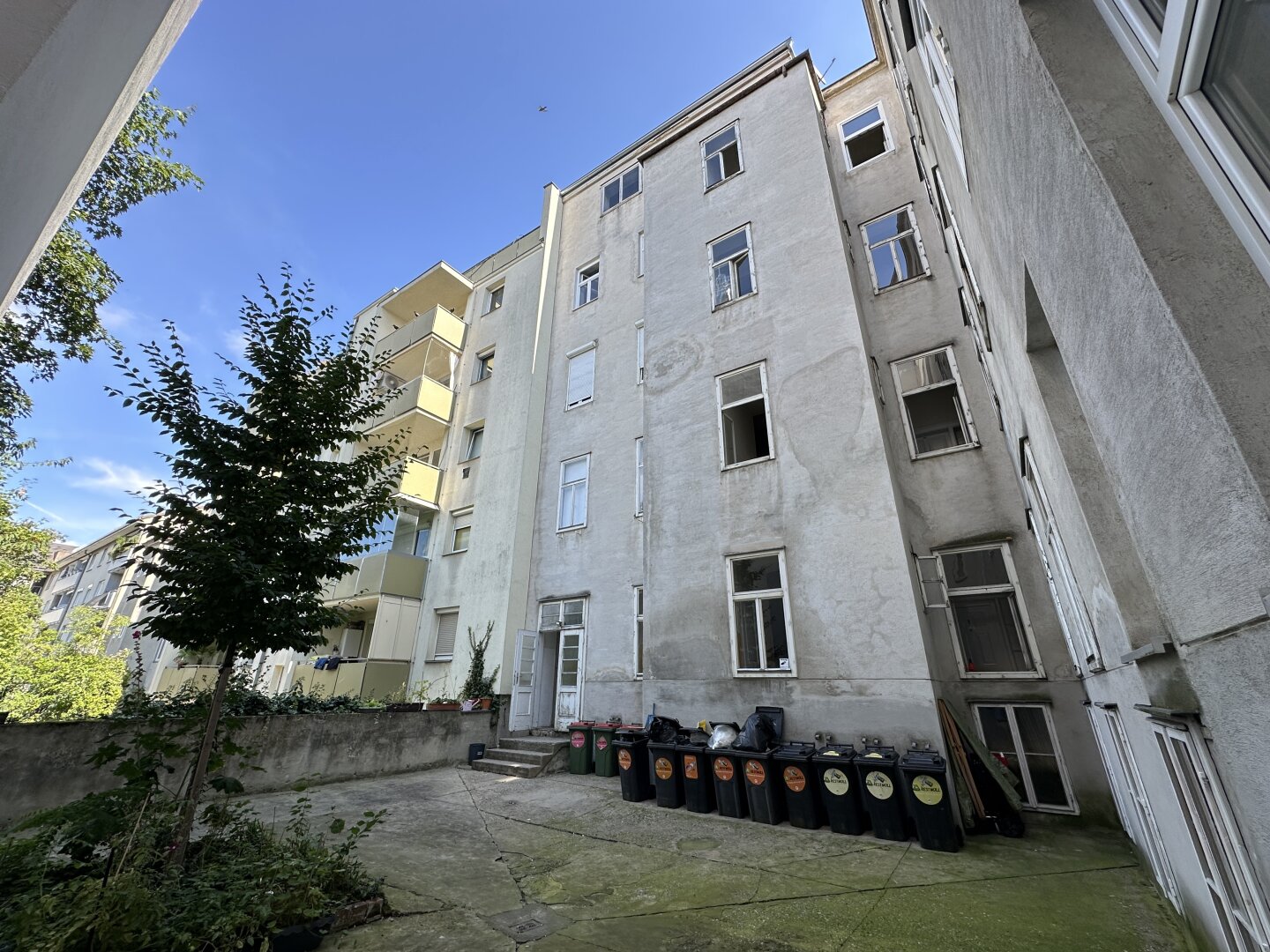 U1-Nähe: Mehrheitsanteil inkl. Rohdachboden mit Parkblick