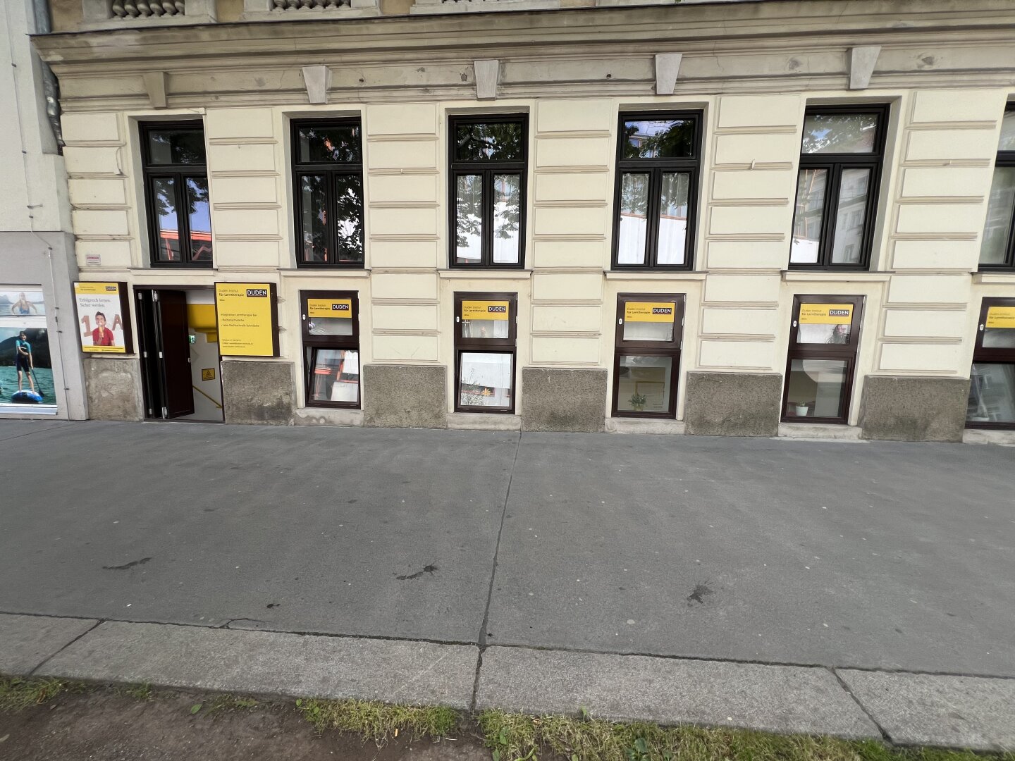 ABLÖSEFREI: Vis a Vis WIENER STADTHALLE - Lebensmittelgeschäft oder Sanierte Schulungs-, Geschäfts-, Büroräumlichkeiten