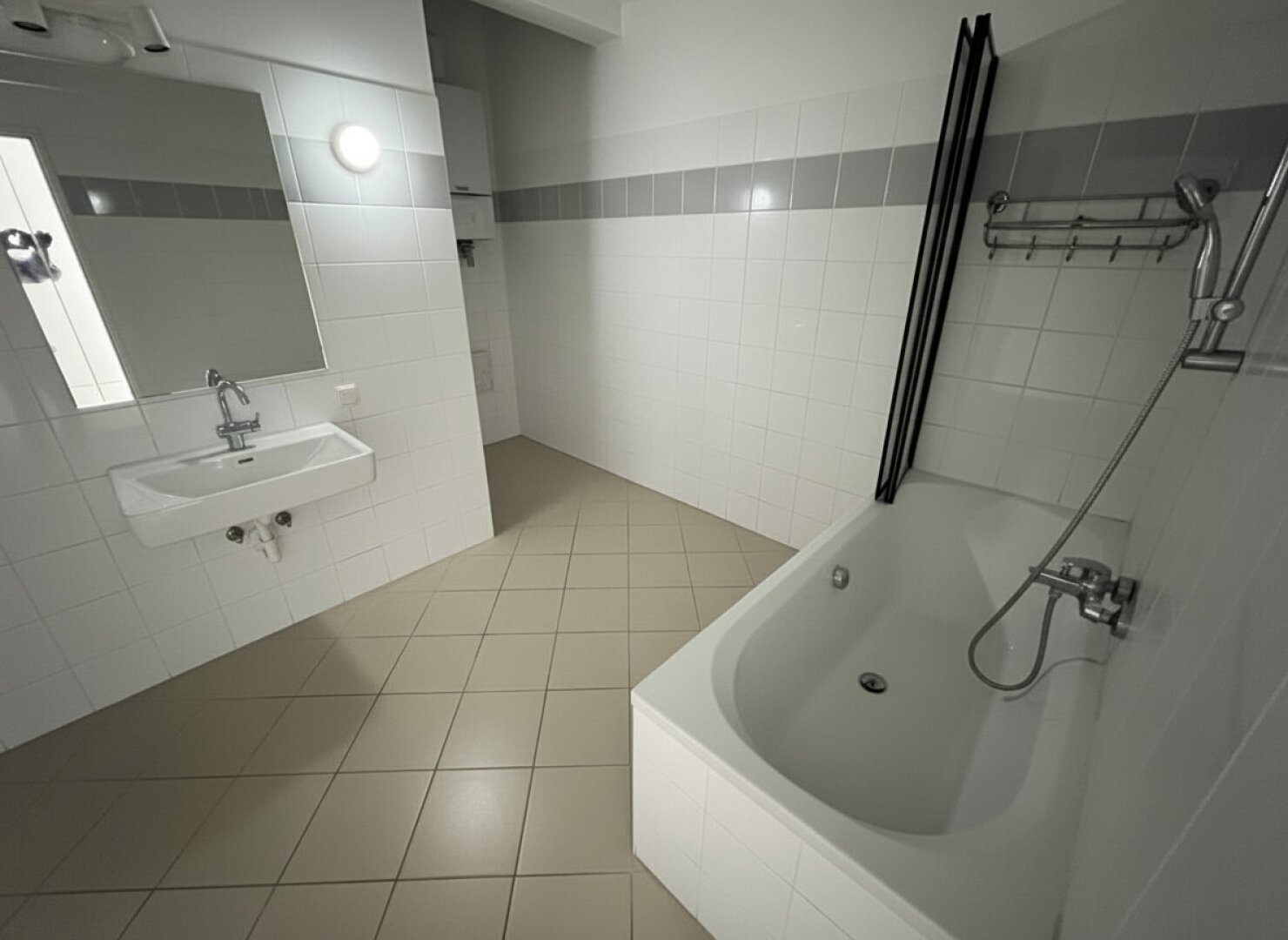 großes Badezimmer