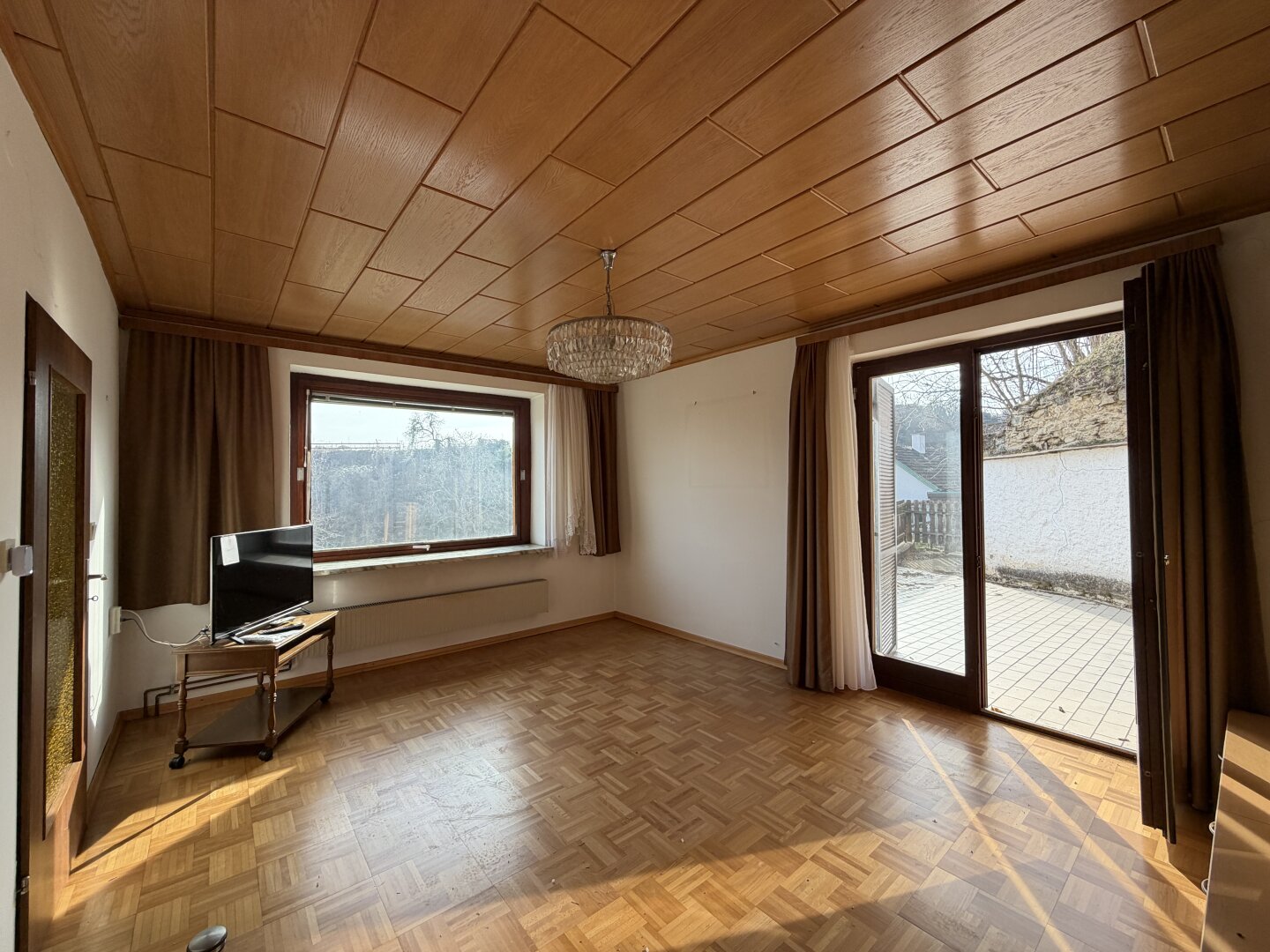 Wohnzimmer mit Panoramafenster und Terrasse