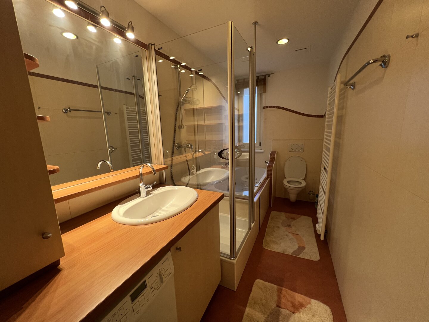 Bad mit Wanne und Dusche