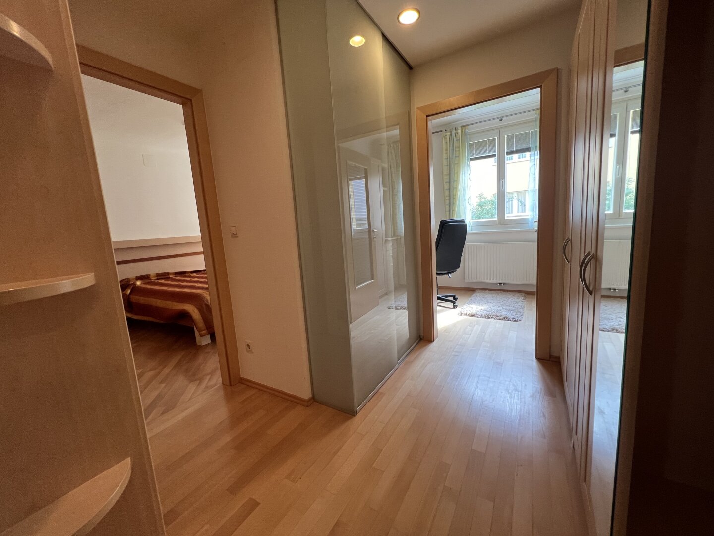 Blick Schlafzimmer und Homeoffice