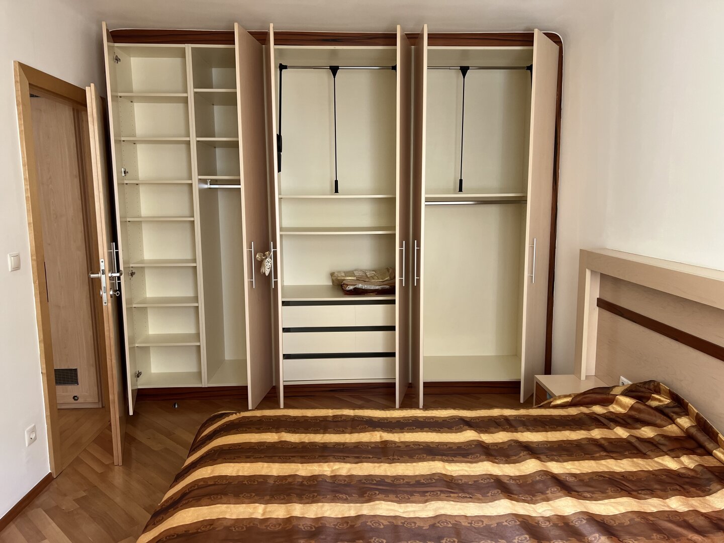 Schlafzimmer mit Einbauschrank