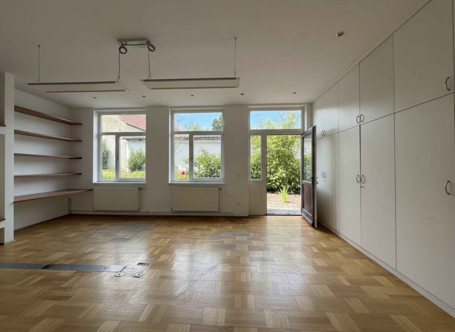 Büroraum mit Ausgang zur Atrium-Terrasse