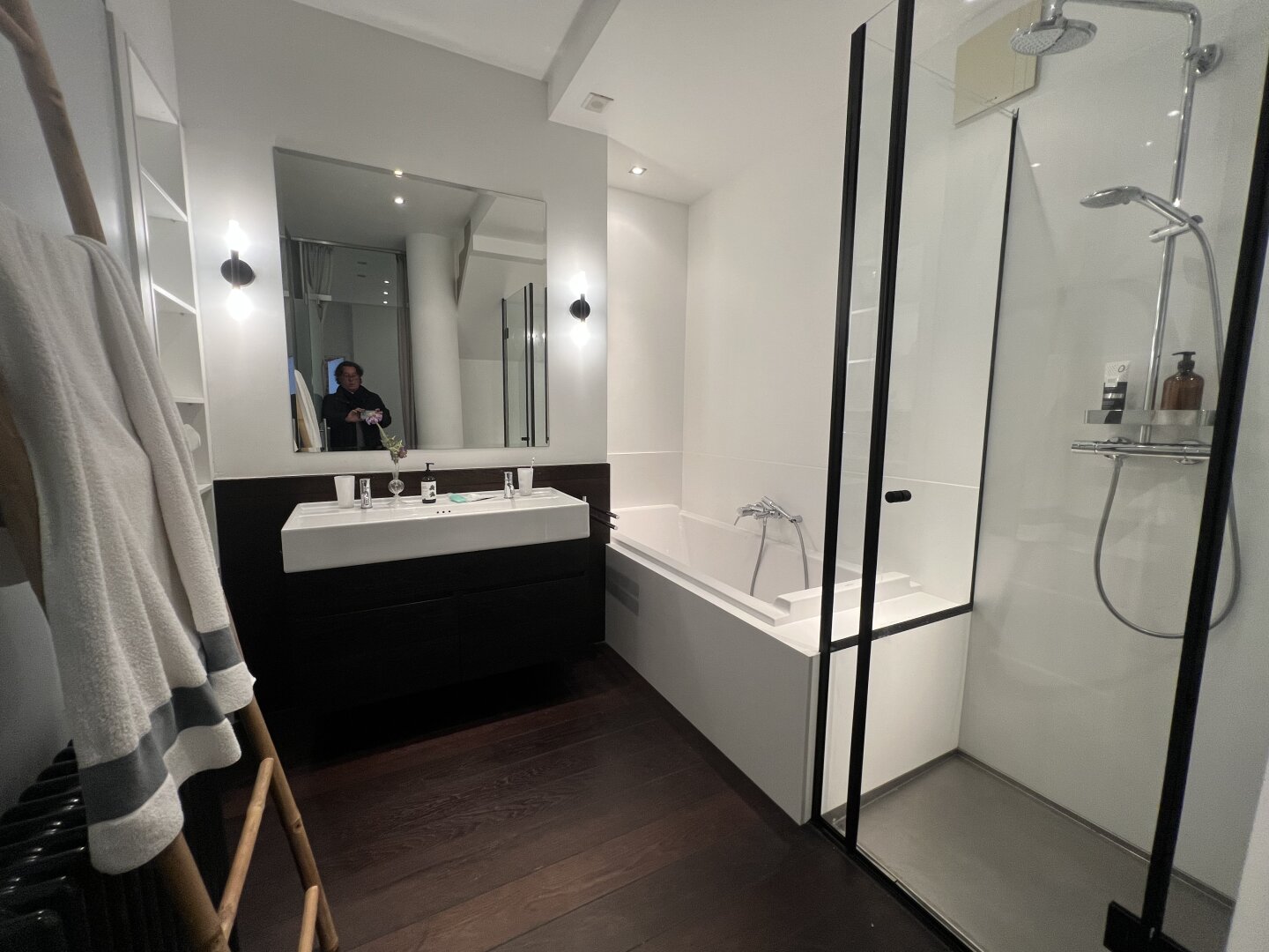 Modernes Bad mit Wanne und Dusche
