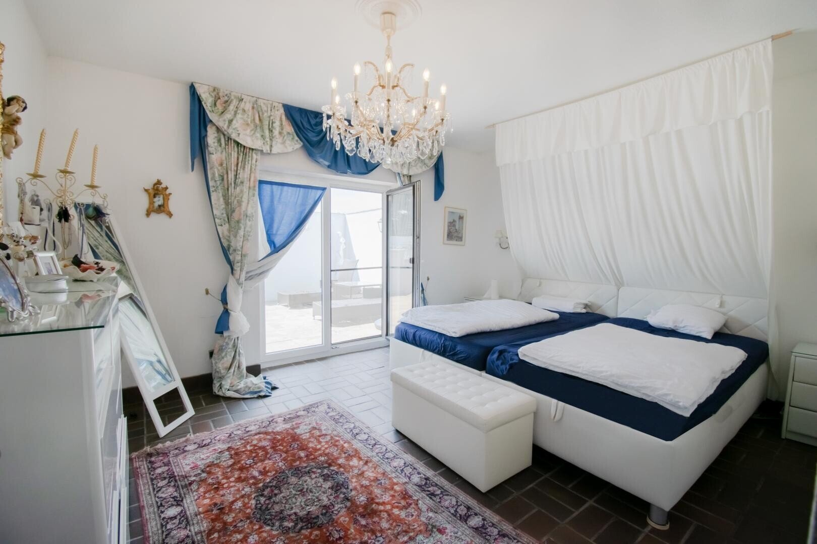 Schlafzimmer mit Poolblick