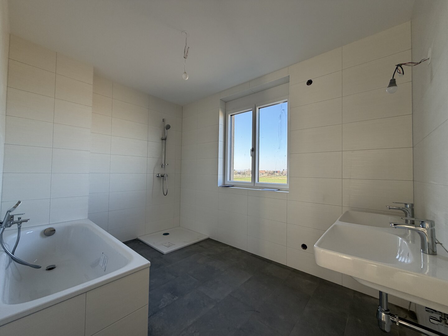 Bad mit Wanne und Dusche