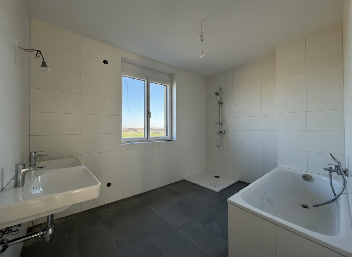 Bad mit Wanne und Dusche