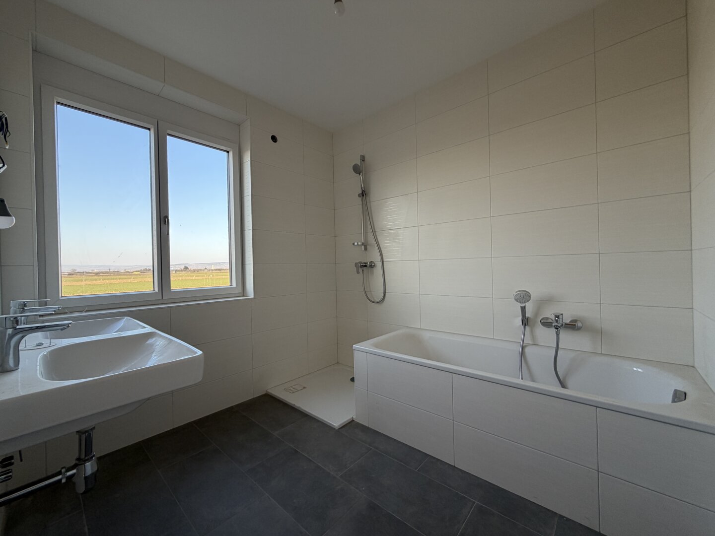 Bad mit Wanne und Dusche