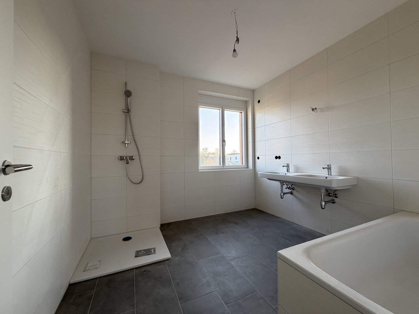 Bad mit Wanne und Dusche