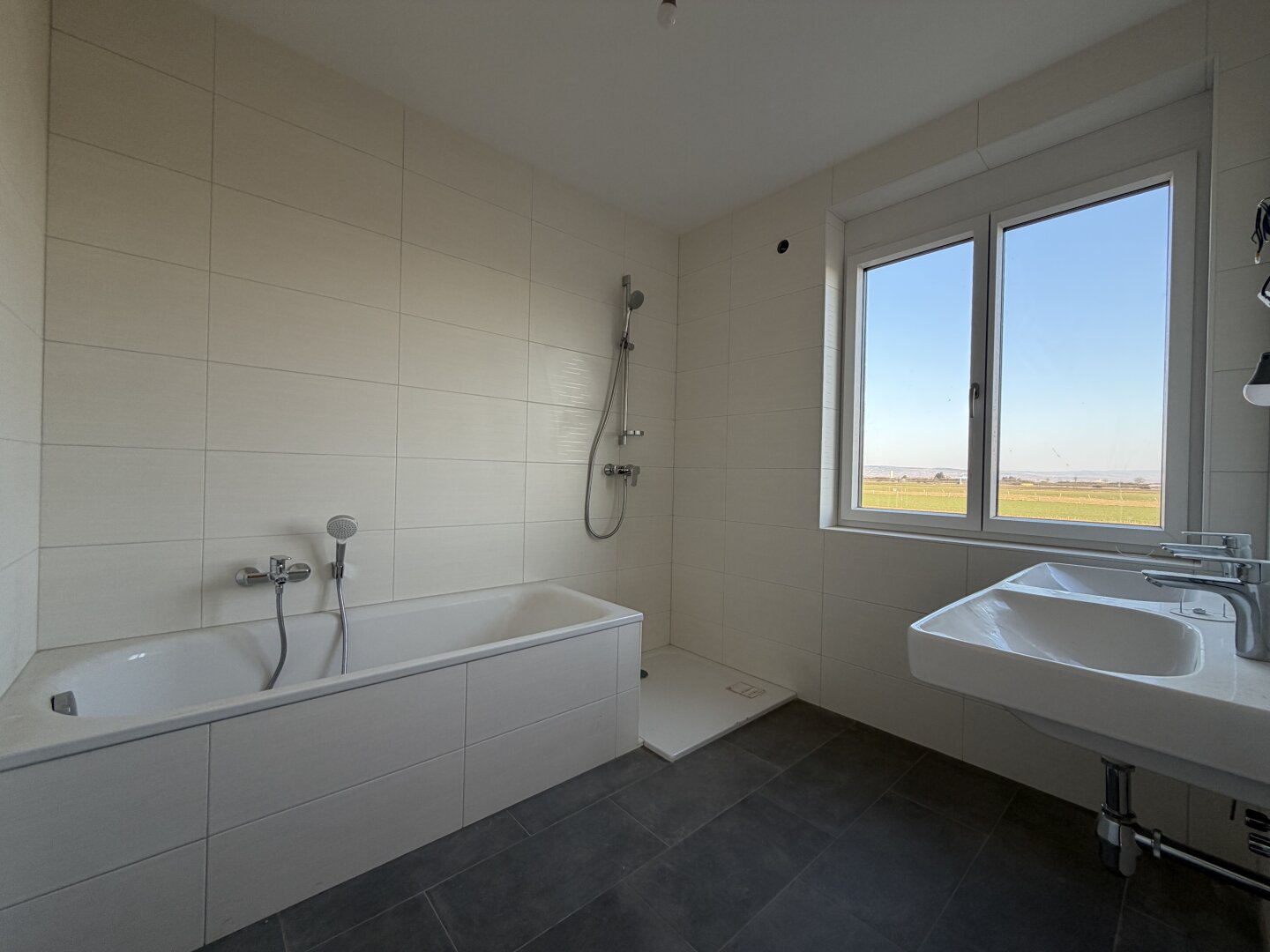 Bad mit Wanne und Dusche