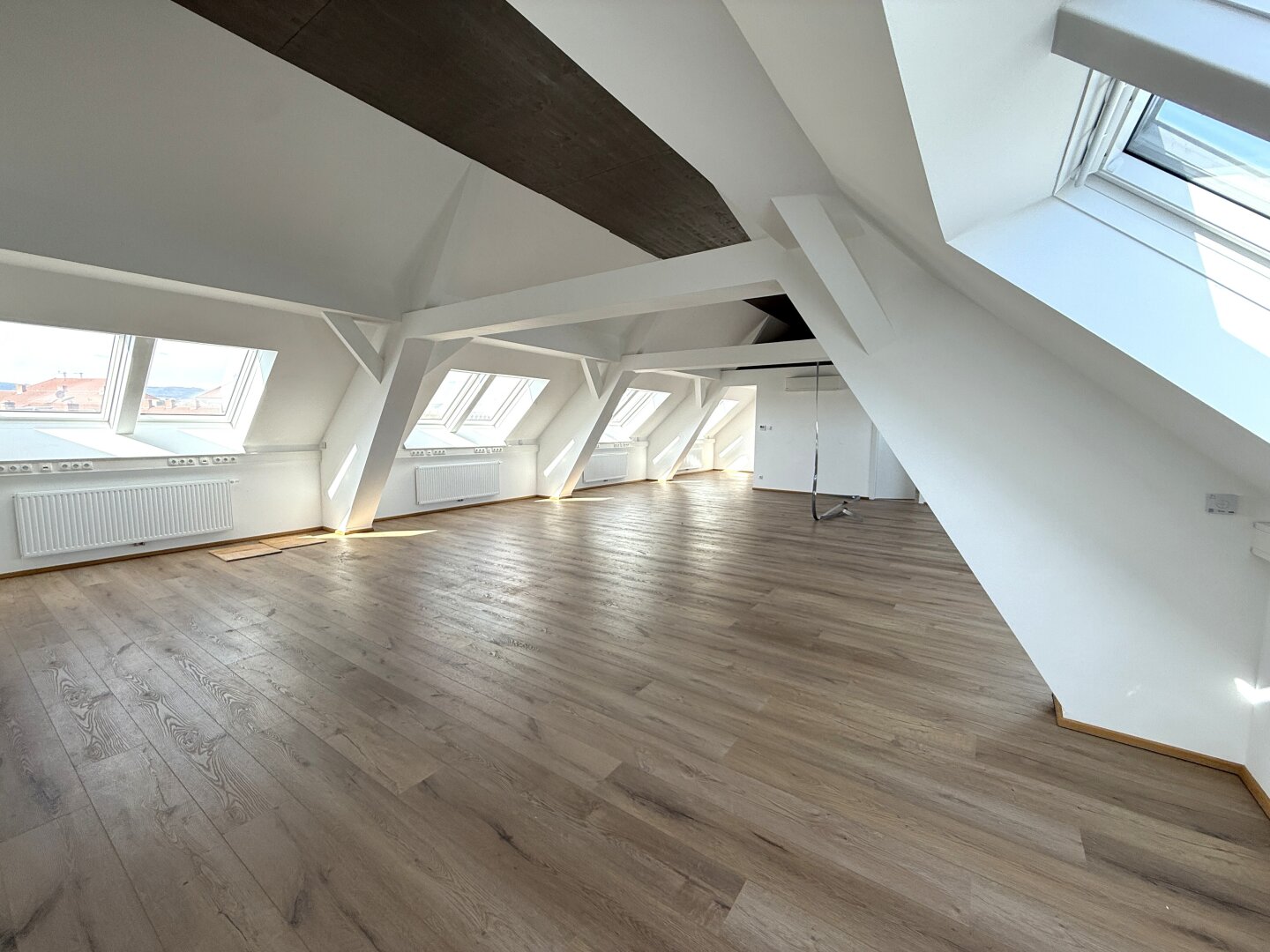 Fenster mit Rollos zum abdunkeln
