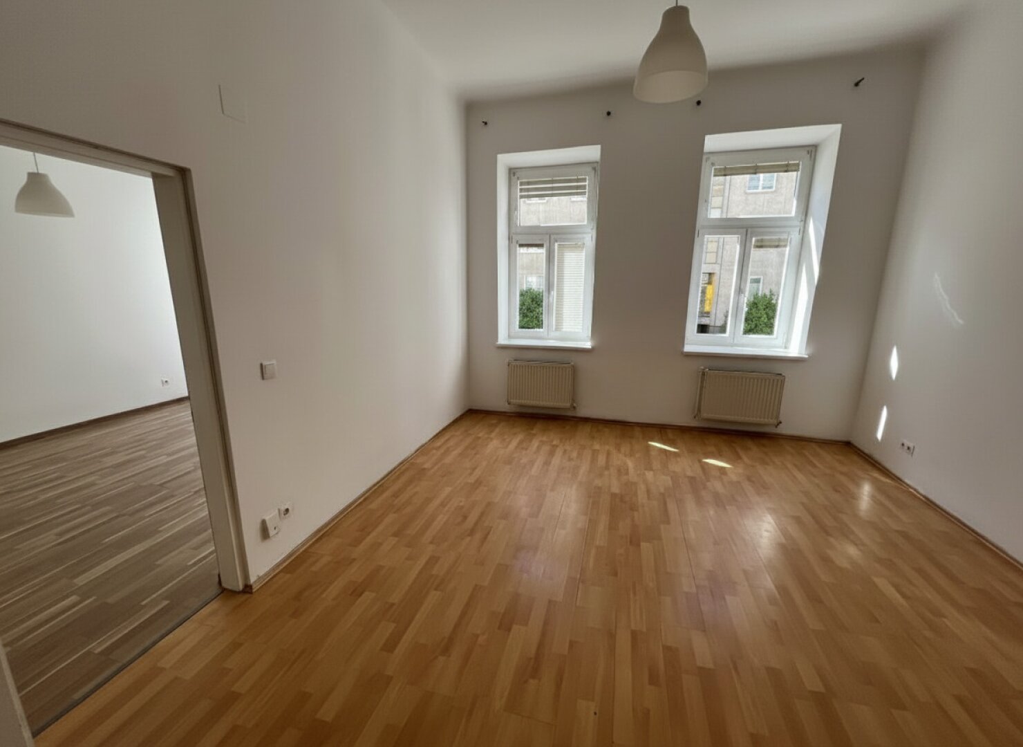zwei sonnige Zimmer im Erdgeschoss