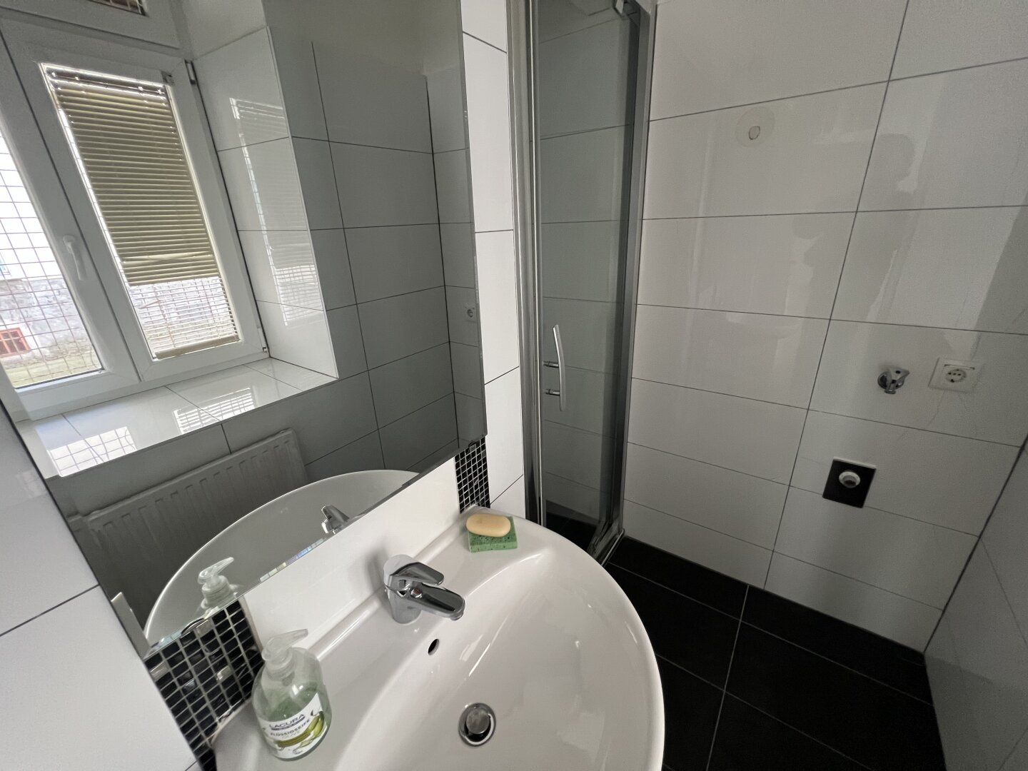 kleines Duschbad mit Fenster
