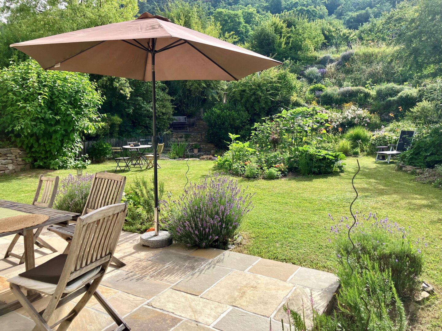 Ost-Terrasse mit Garten