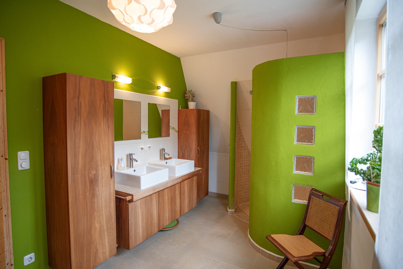 Badezimmer mit Badewanne und Dusche