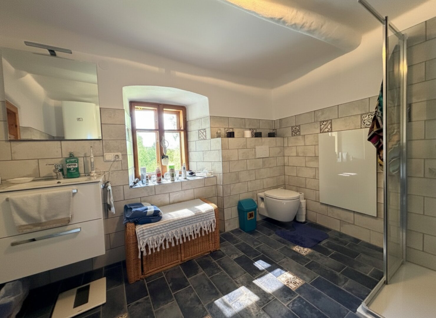 Bad mit Dusche und WC