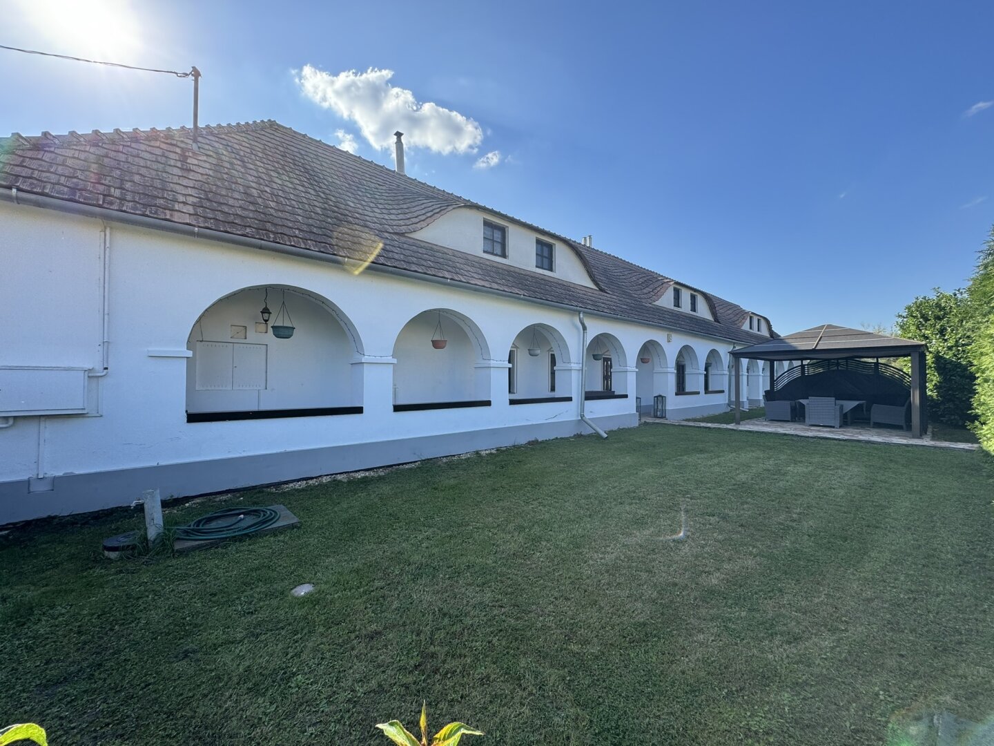 Einzigartiges repräsentatives Wohnhaus mit großer Bau- und landwirtschaftlicher Fläche