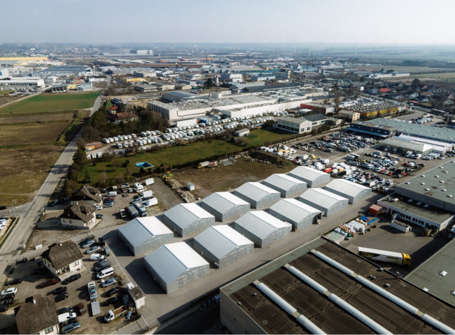 Top Gewerbeimmobilie in Hagenbrunn – 104 Garagenboxen + 4 Gewerbehäuser
