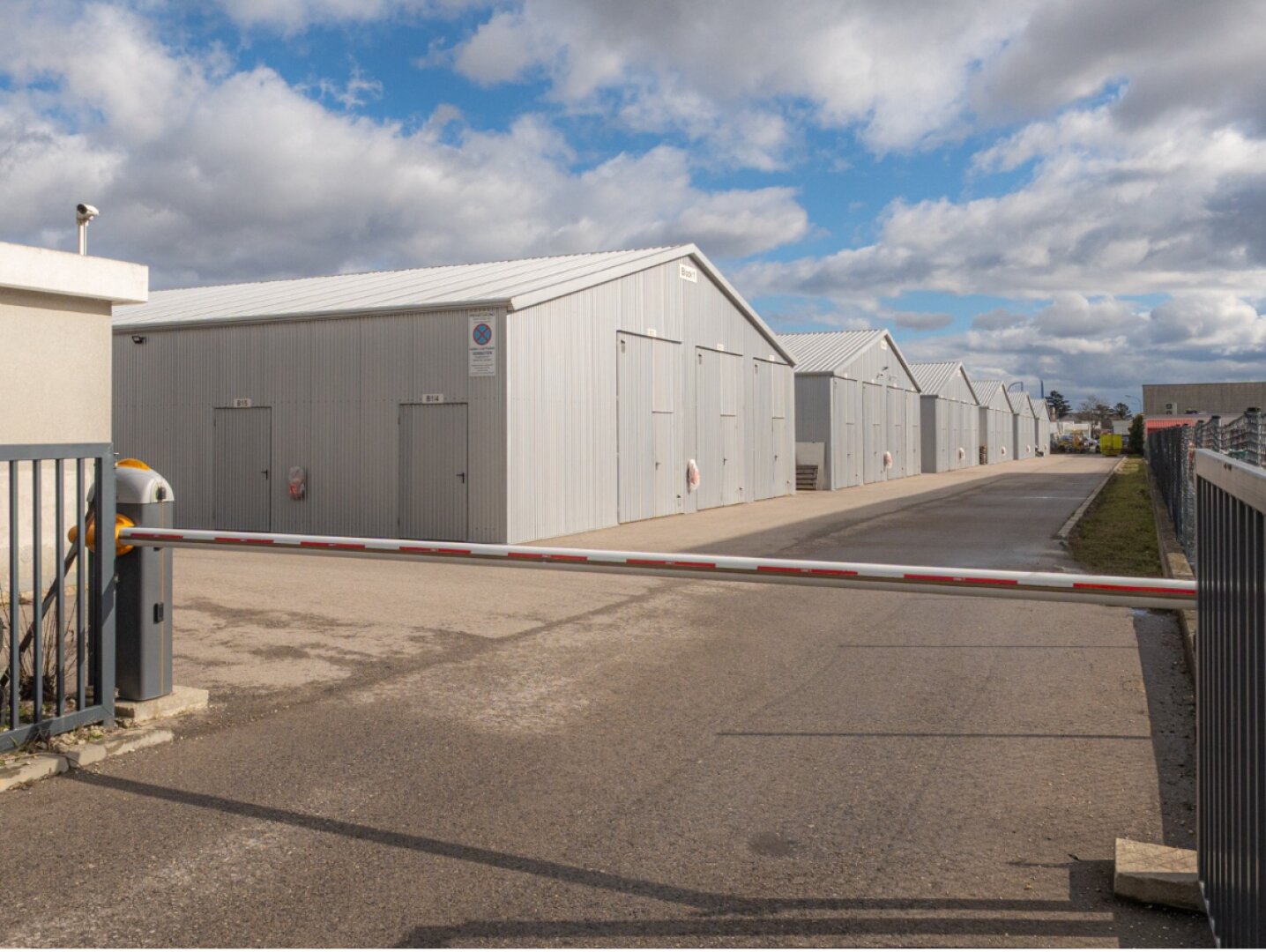 Top Gewerbeimmobilie in Hagenbrunn – 104 Garagenboxen + 4 Gewerbehäuser