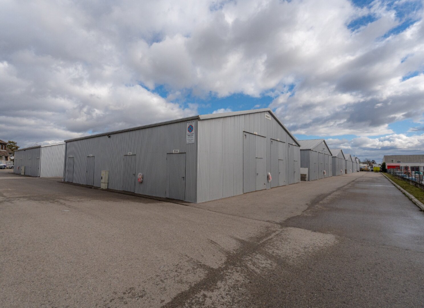 Top Gewerbeimmobilie in Hagenbrunn – 104 Garagenboxen + 4 Gewerbehäuser