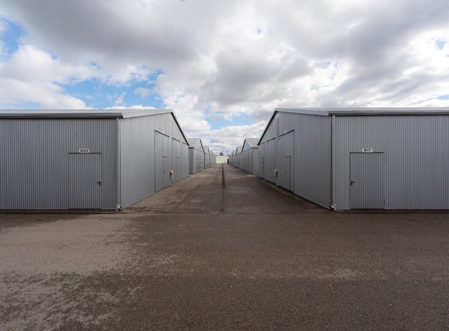 Top Gewerbeimmobilie in Hagenbrunn – 104 Garagenboxen + 4 Gewerbehäuser