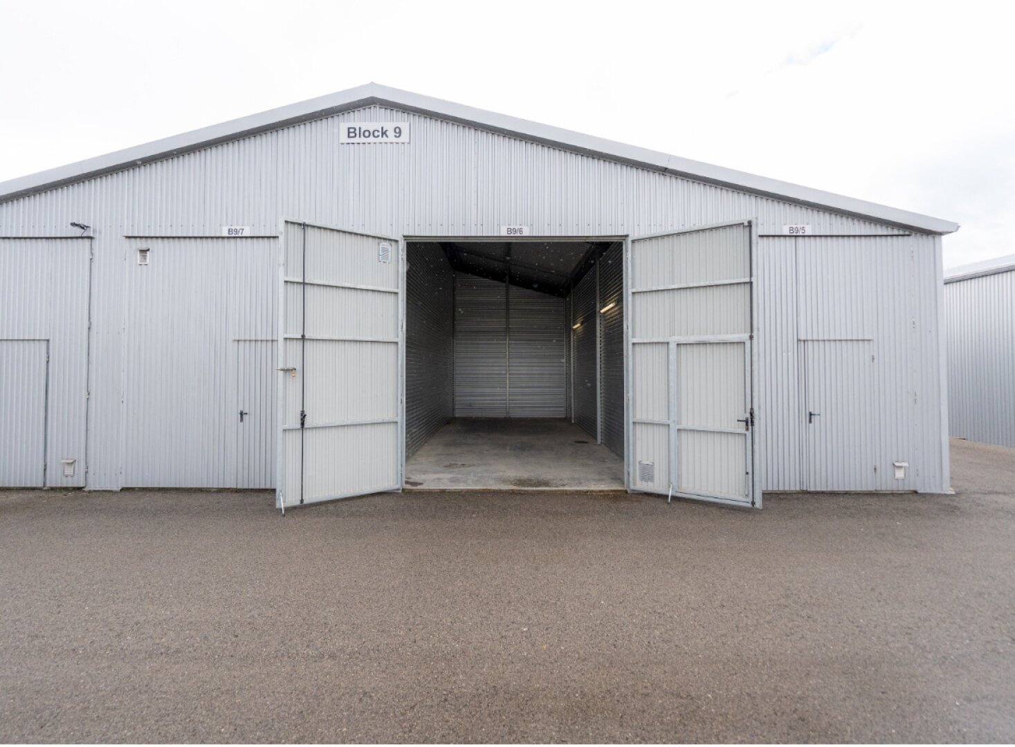 Top Gewerbeimmobilie in Hagenbrunn – 104 Garagenboxen + 4 Gewerbehäuser