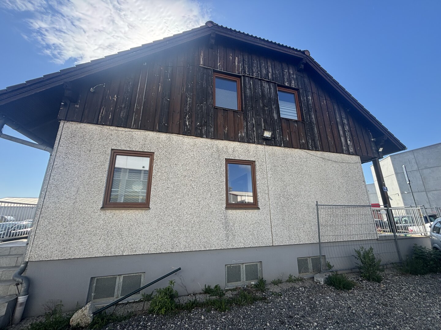 Top Gewerbeimmobilie in Hagenbrunn – 104 Garagenboxen + 4 Gewerbehäuser