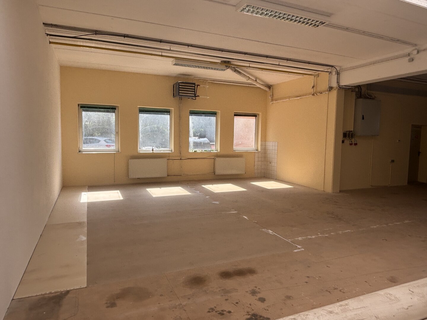 Gewerbehalle mit Büro/Arbeiterquartier in Hagenbrunn!