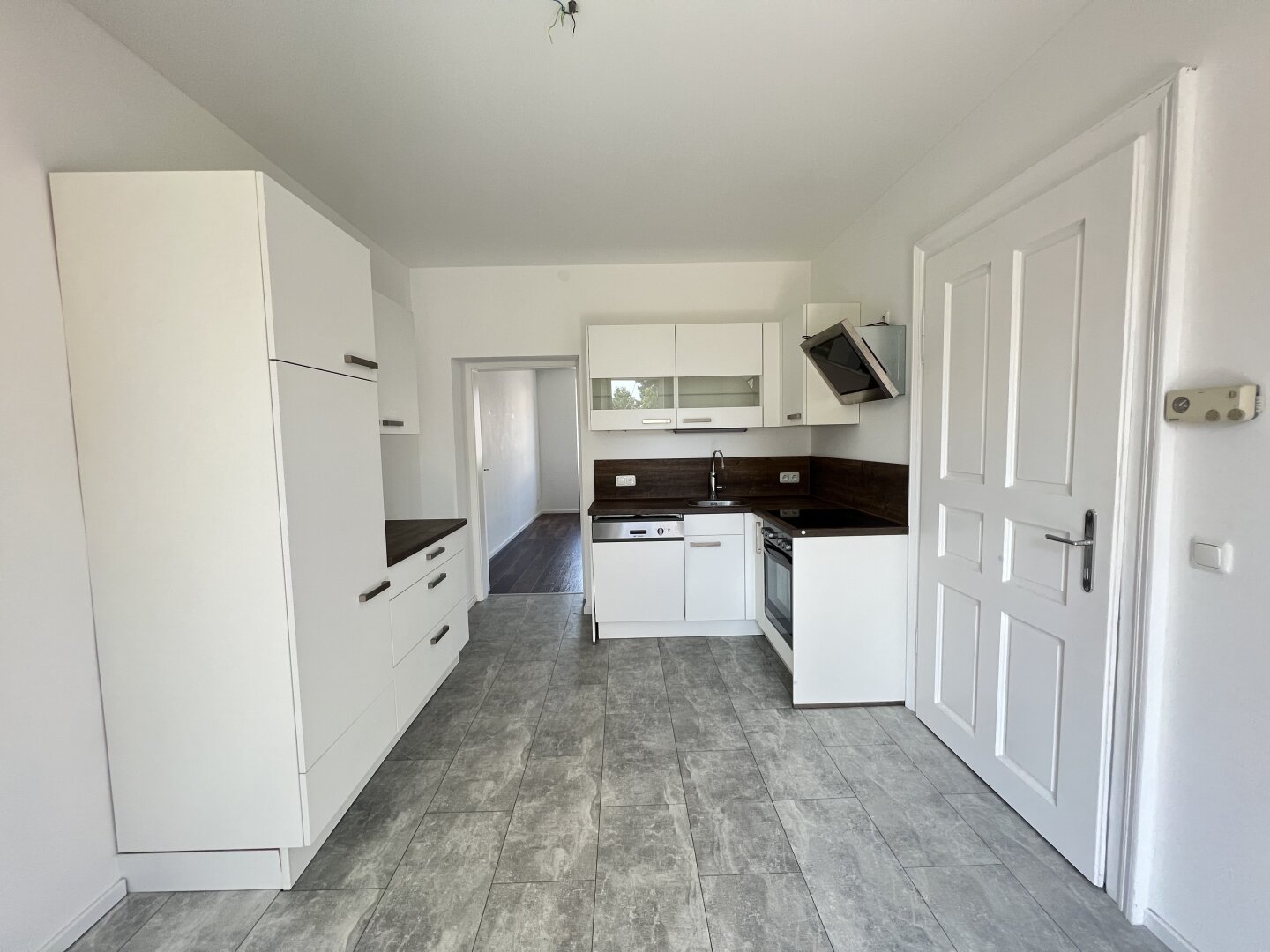 Helle 2,5 Zimmer Wohnung mit Einbauküche und Balkon !