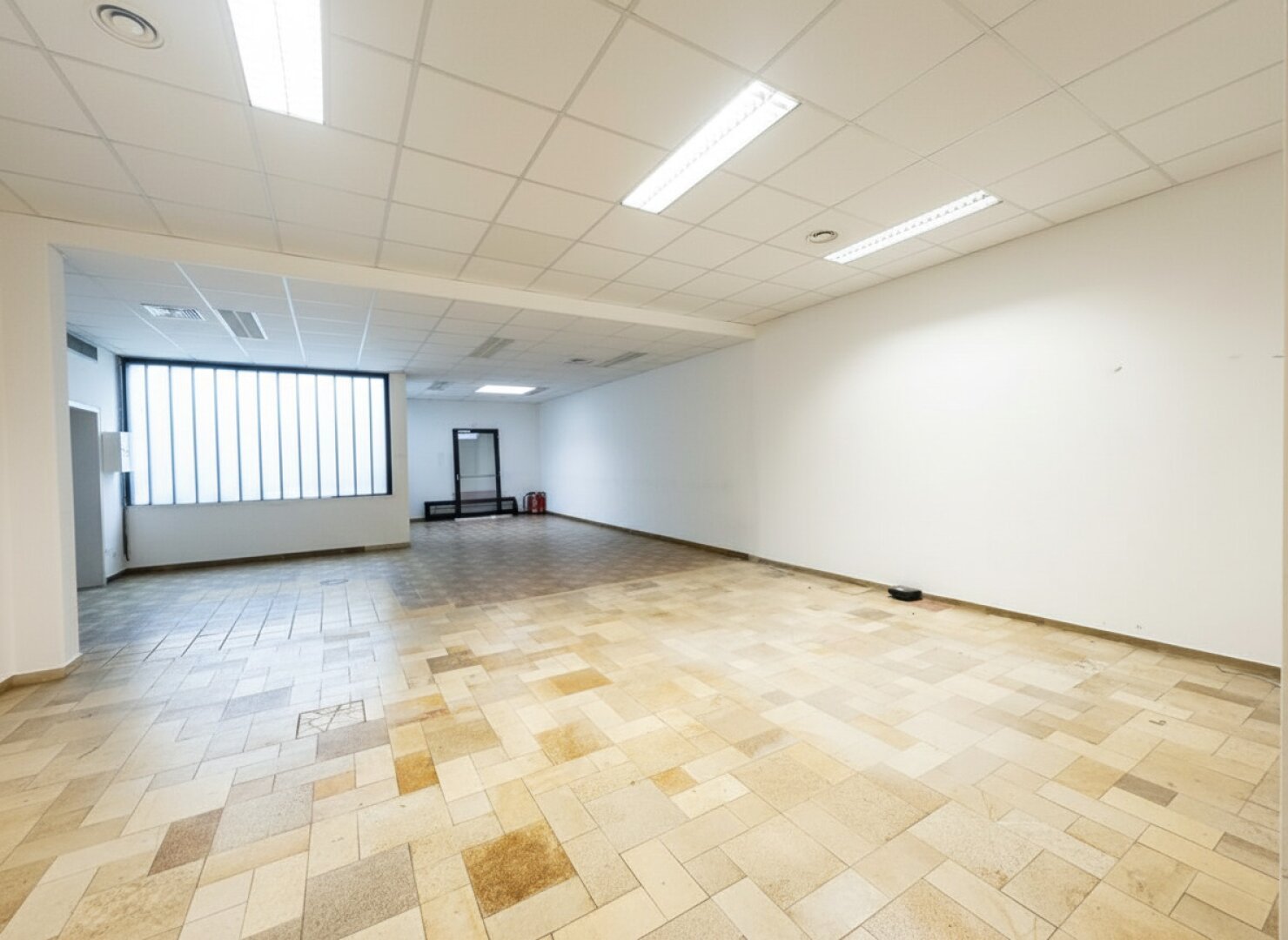 Ebenerdiges Geschäftslokal in Top Lage !