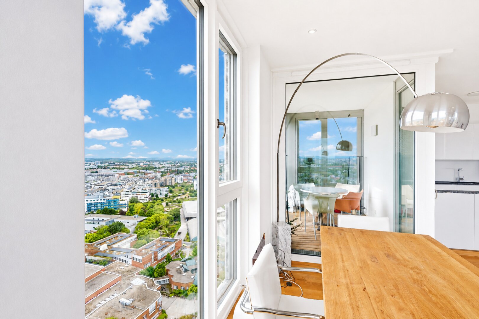 EXKLUSIVE 4-ZIMMER-WOHNUNG MIT FERNBLICK