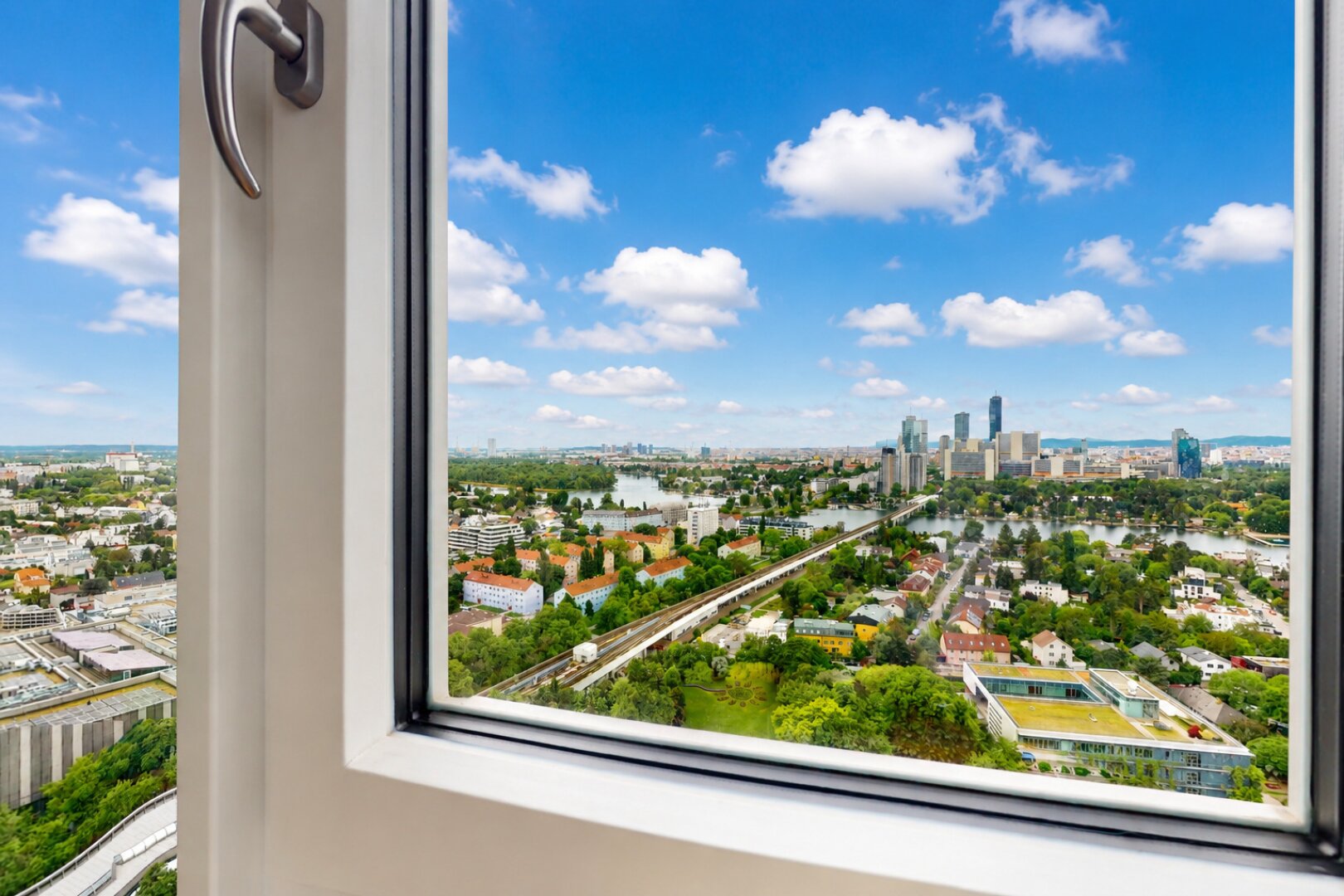 EXKLUSIVE 4-ZIMMER-WOHNUNG MIT FERNBLICK