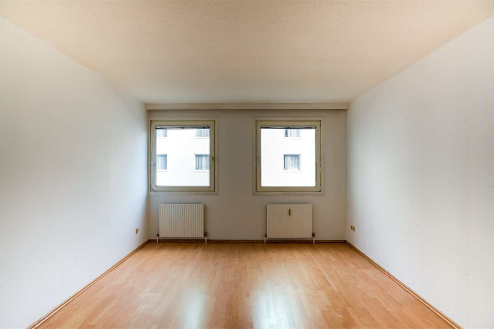 SCHÖNE 2 - ZIMMER WOHNUNG / NÄHE HAUPTBAHNHOF