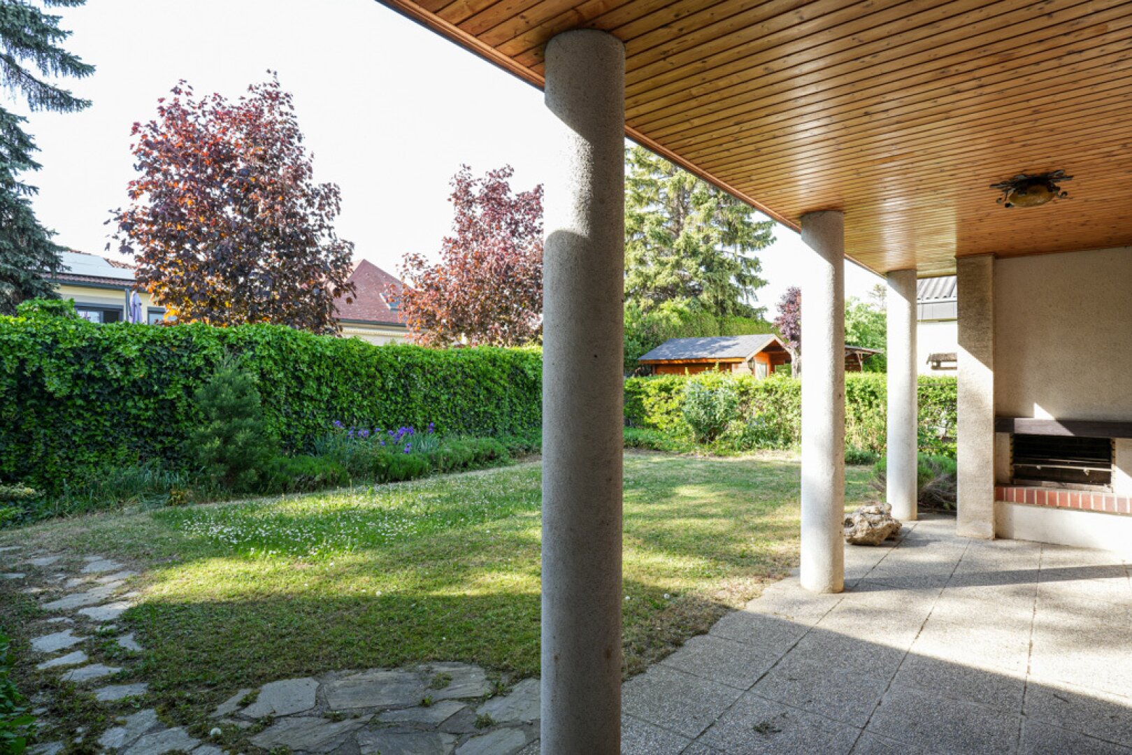 RENOVIERUNGSBEDÜRFTIGES 6 - ZIMMER REIHENHAUS MIT GARAGENSTELLPLATZ / NÄHE GEWERBEPARK STADLAU