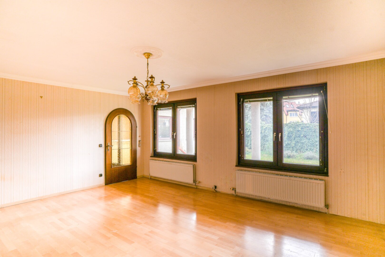 Wohnzimmer (W) UG.