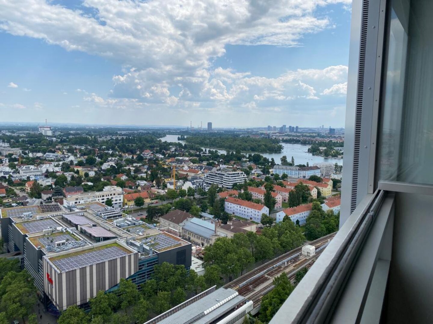 Neubau Erstbezug - mit umfassendem Blick aus dem 25. Stock