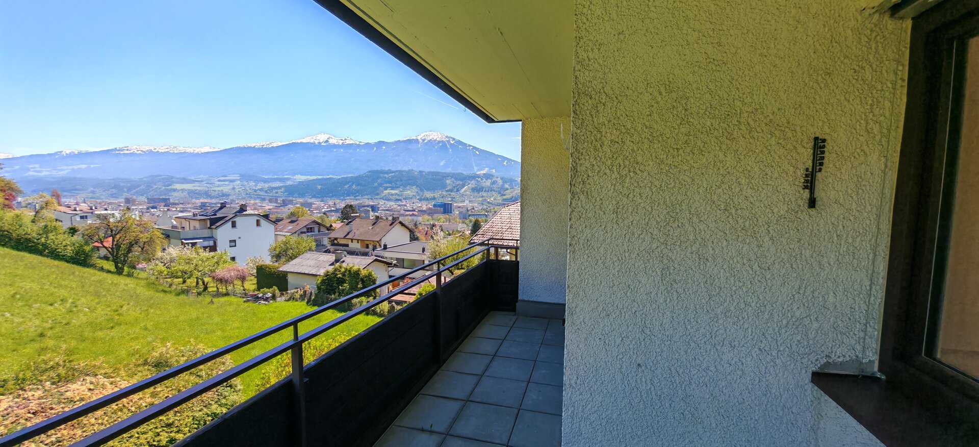 Ruhige, sonnige Aussichtslage in Hötting – stilvoll sanierte 3-Zimmer-Wohnung mit 2 Balkonen #10453