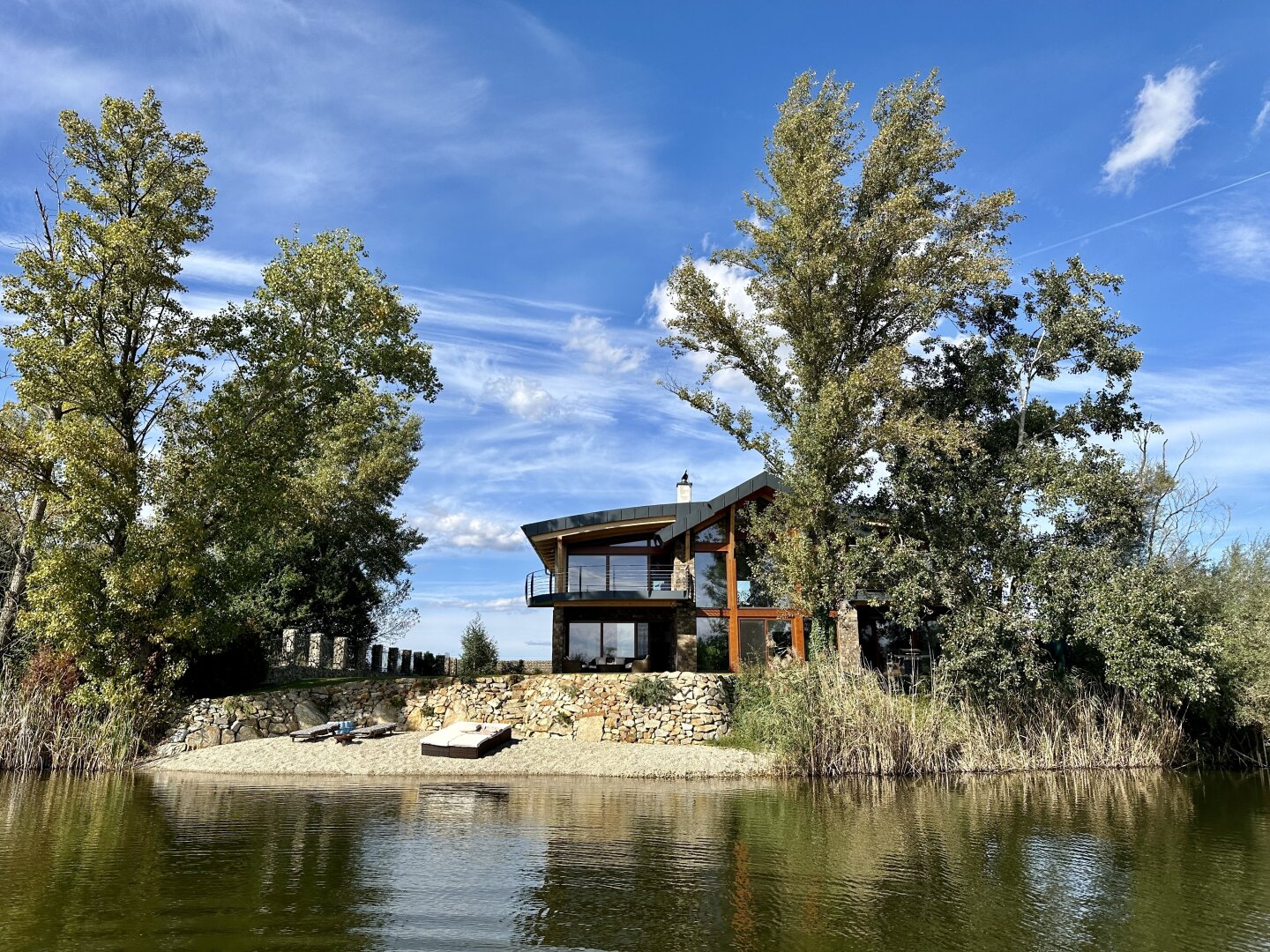Außergewöhnliche Architekten-Villa mit exklusiver Ausstattung und eigenem Seeanteil