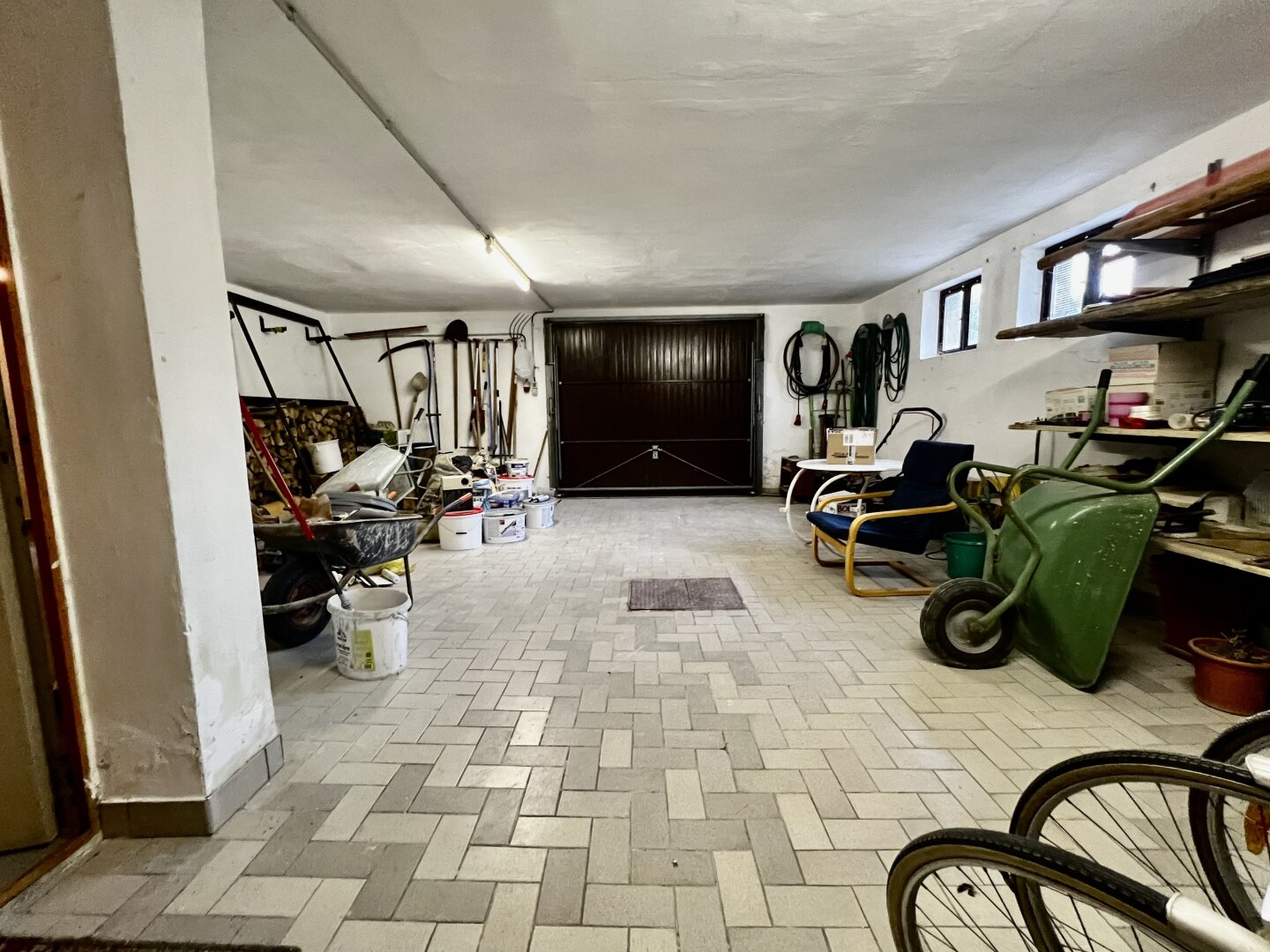 Einfamilienhaus mit großzügigem Dach-Ausbaupotenzial, großem Garten und Garage