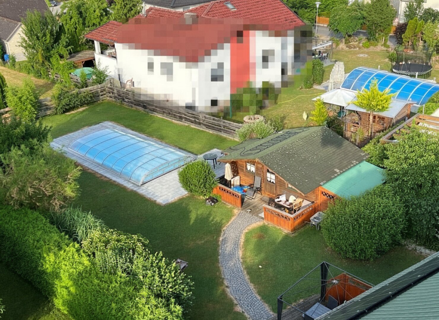 südlicher Teil vom Grundstück samt Pool und Gartenhaus