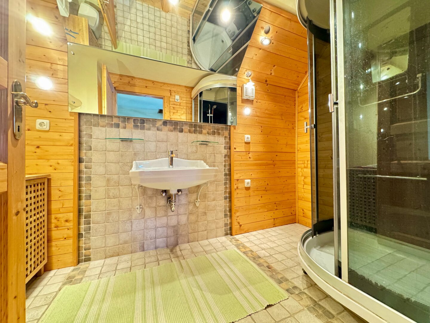 Badezimmer im DG
