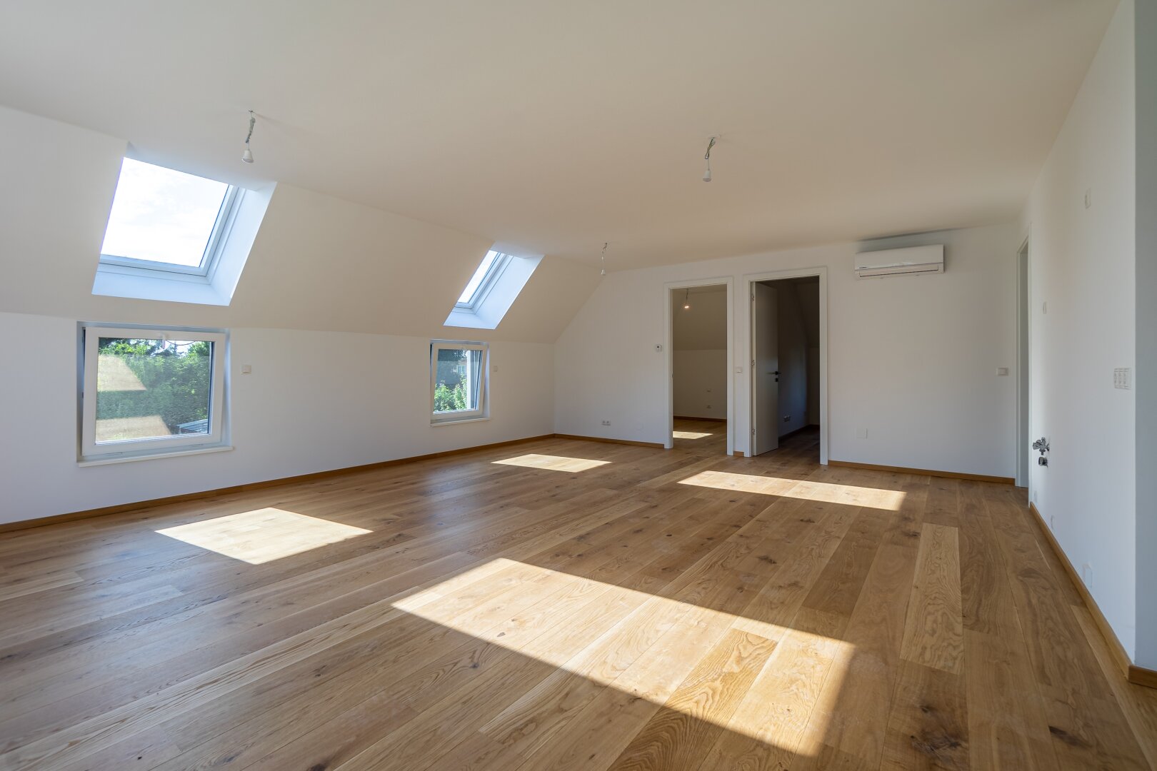 *DACHGESCHOSS* Traumhafte 5-Zimmer Wohnung mit Terrasse!