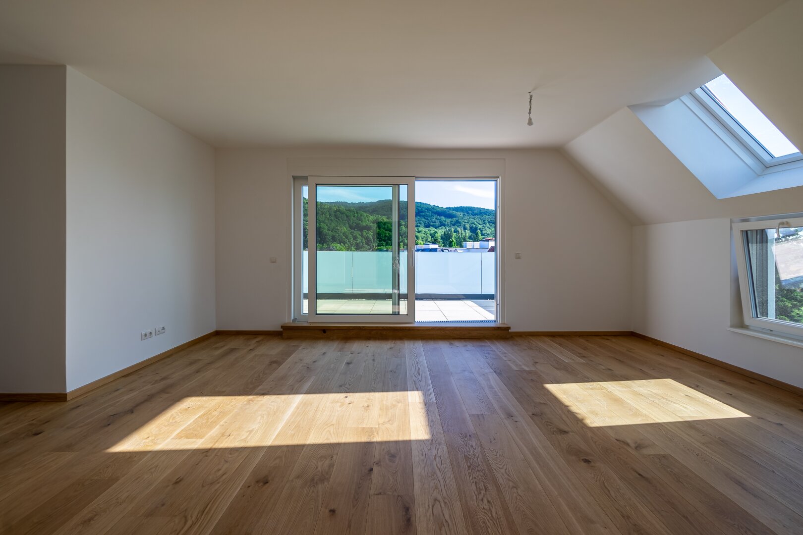 *DACHGESCHOSS* Traumhafte 5-Zimmer Wohnung mit Terrasse!