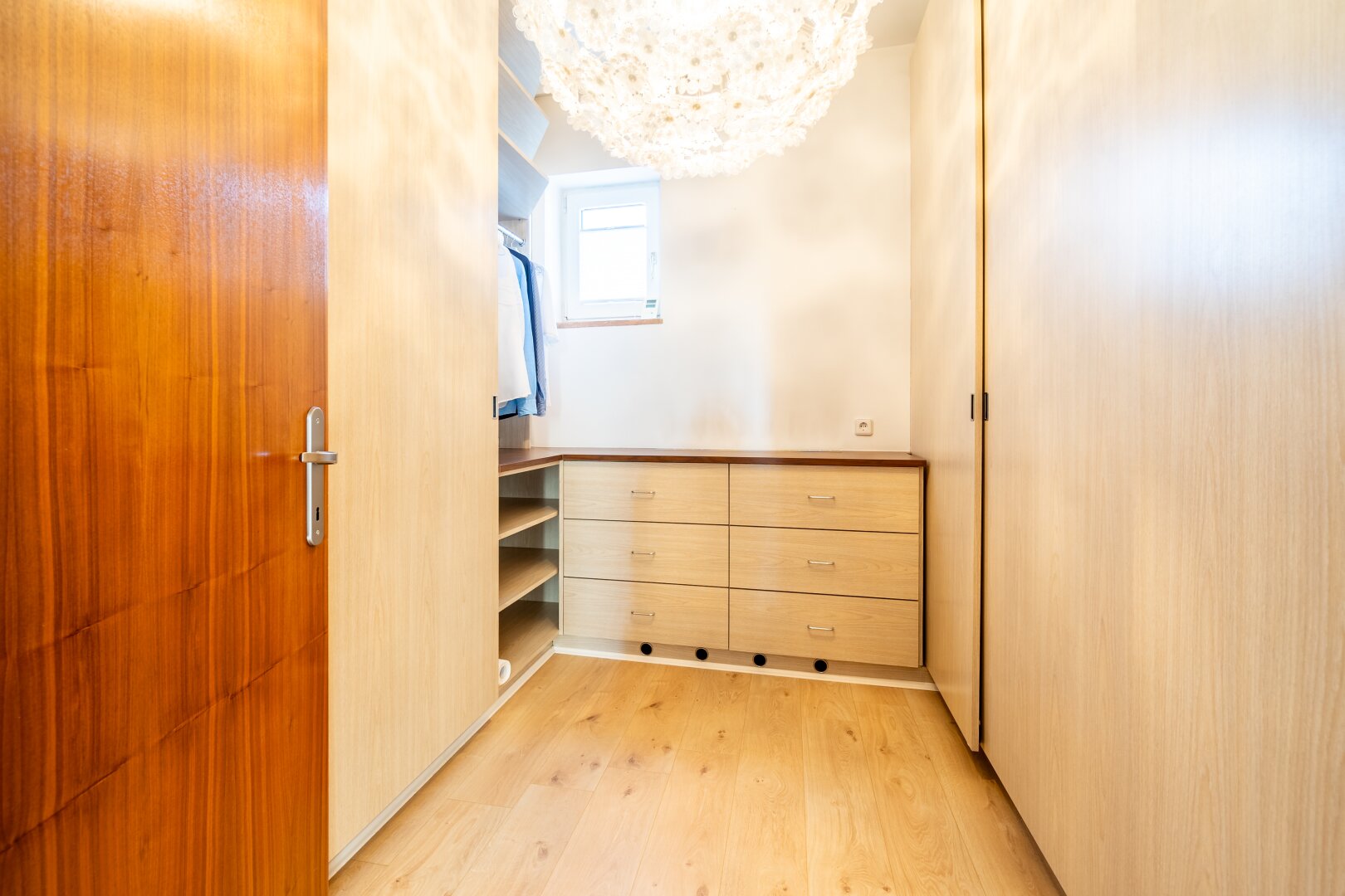 *NEU* Einzigartiges Einfamilienhaus mit 422 m2 Nutzfläche - Trennung auf 2 Wohneinheiten möglich!
