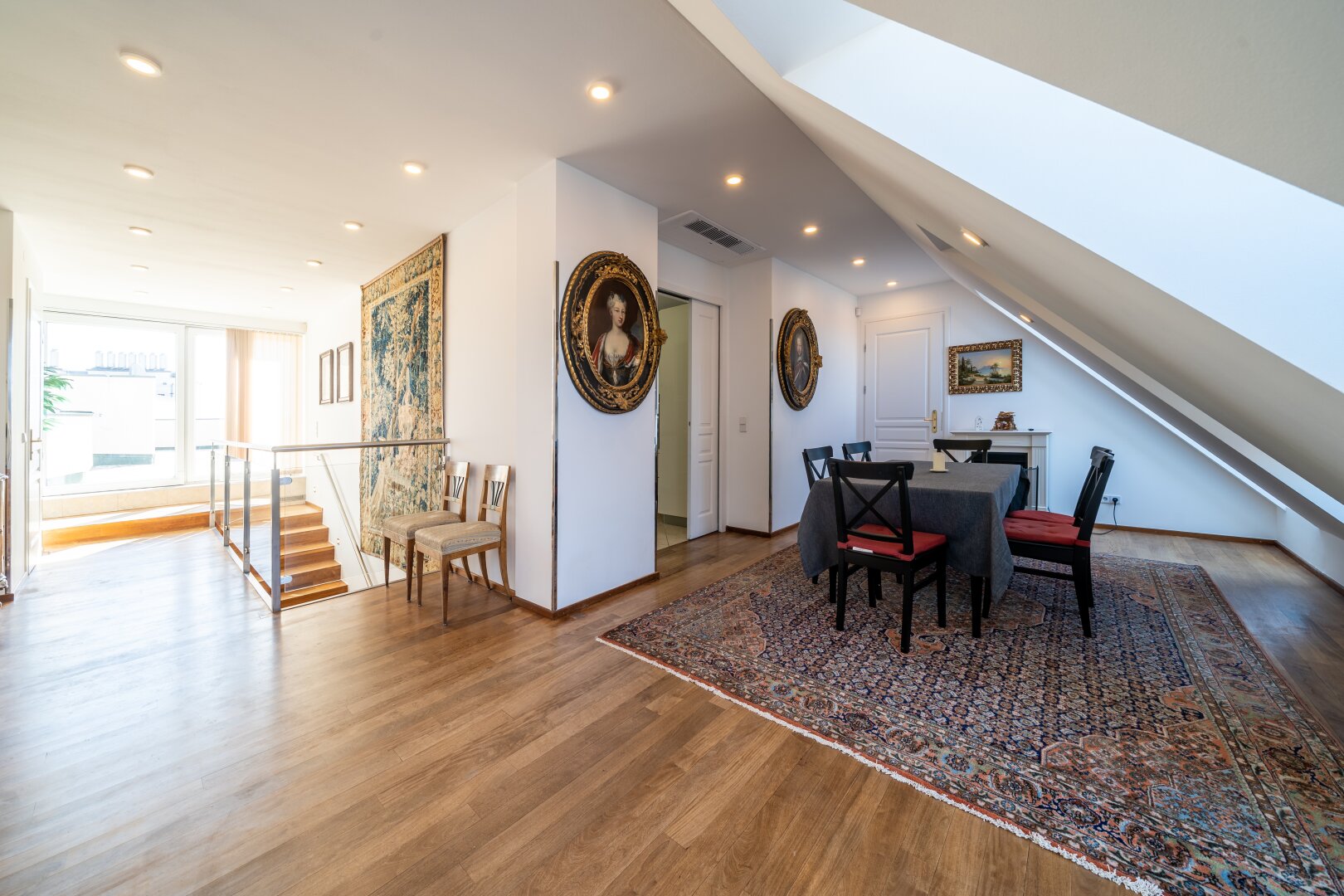 Penthouse-Charme: Exklusive Maisonette mit Dachterrasse