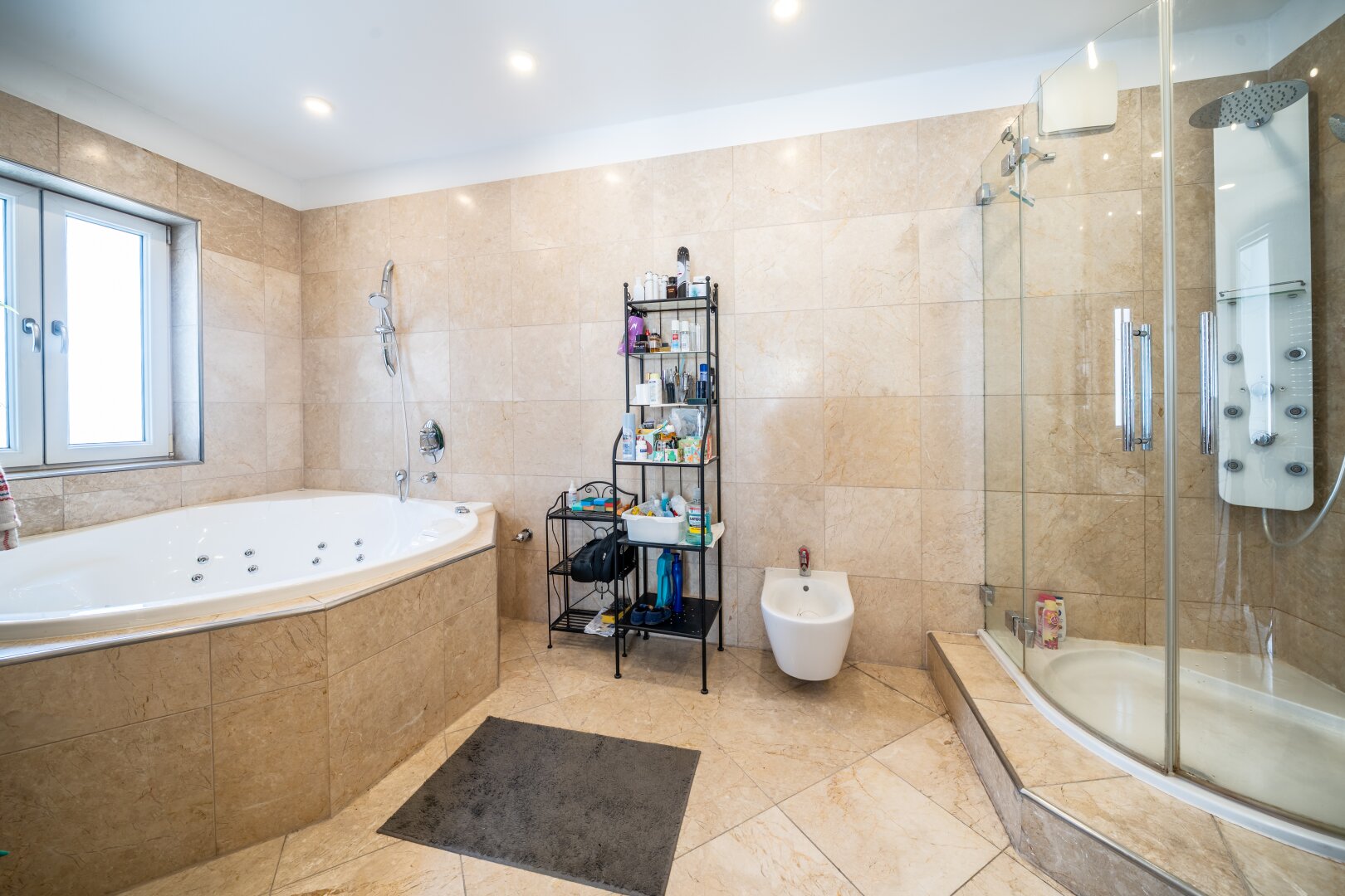 Penthouse-Charme: Exklusive Maisonette mit Dachterrasse