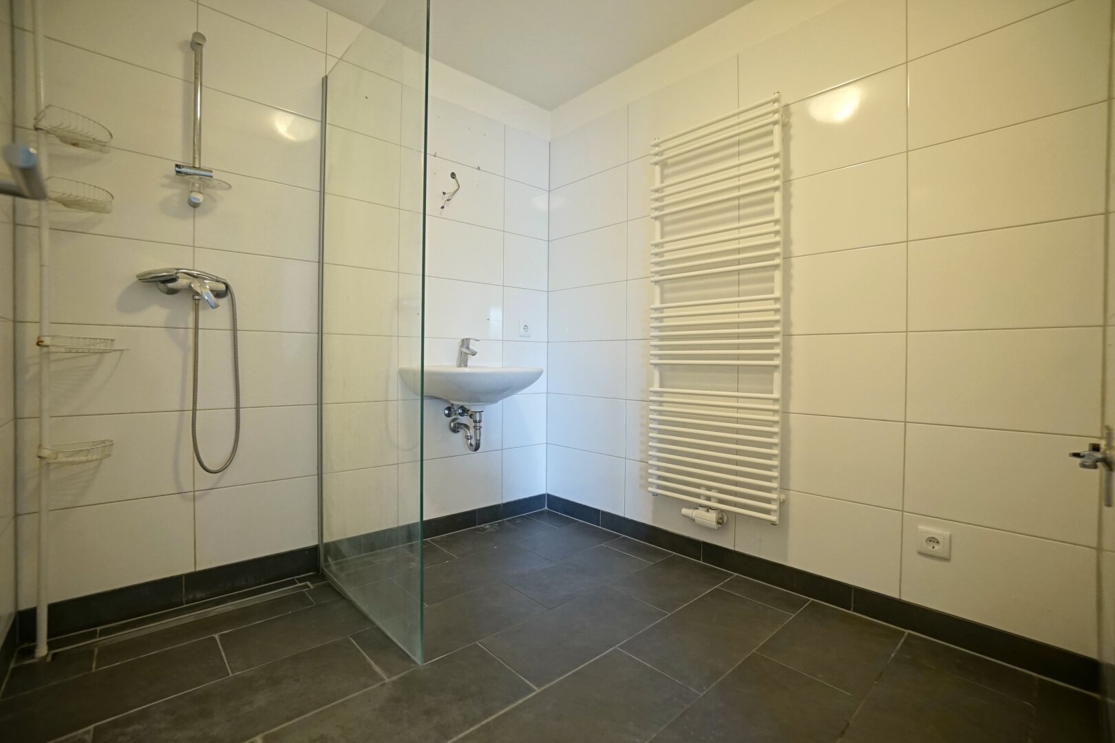 PROVISIONSFREI - 2 Zimmer Wohnung inkl. Küche / Gesamtmiete: 899,-- € inkl. HEIZUNG/WARMWASSER
