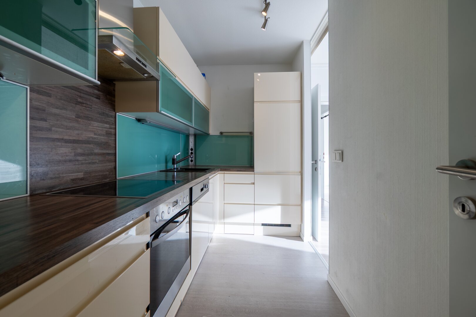 Wohnen am Stadtpark? Hier klicken - 2 Zimmer Wohnung mit Fernblick im 7. Stock - Klimaanlage - DAN Küche