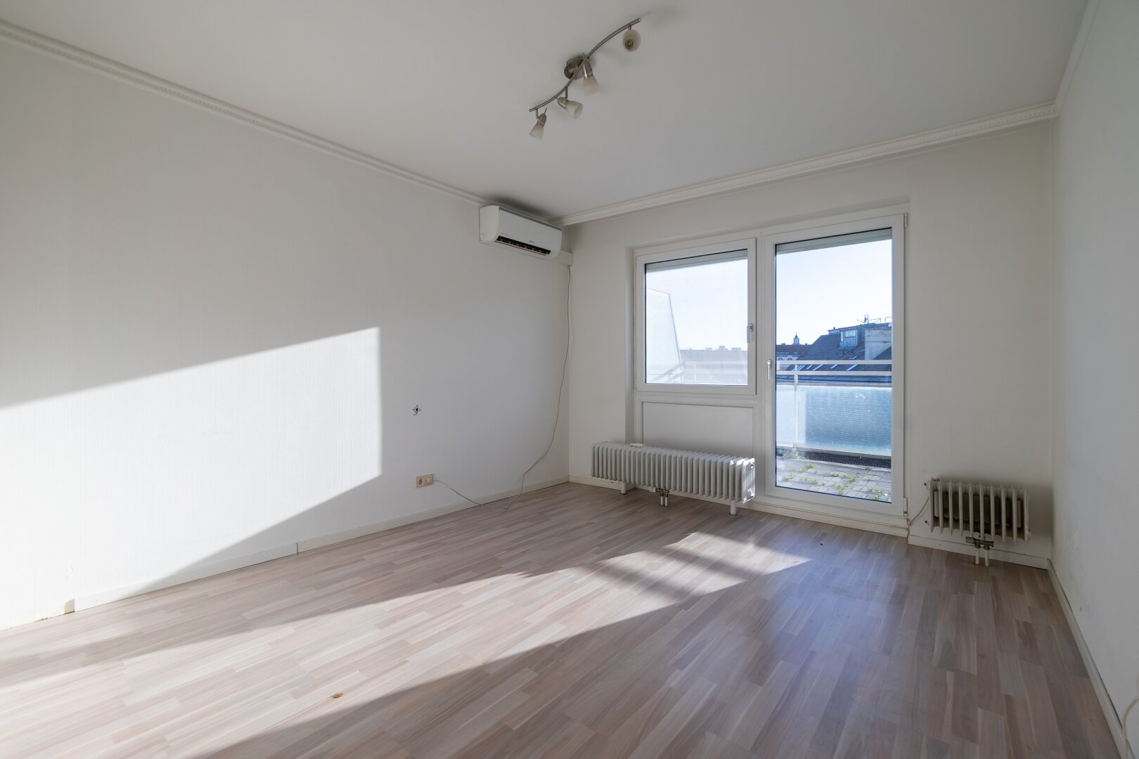 Wohnen am Stadtpark? Hier klicken - 2 Zimmer Wohnung mit Fernblick im 7. Stock - Klimaanlage - DAN Küche